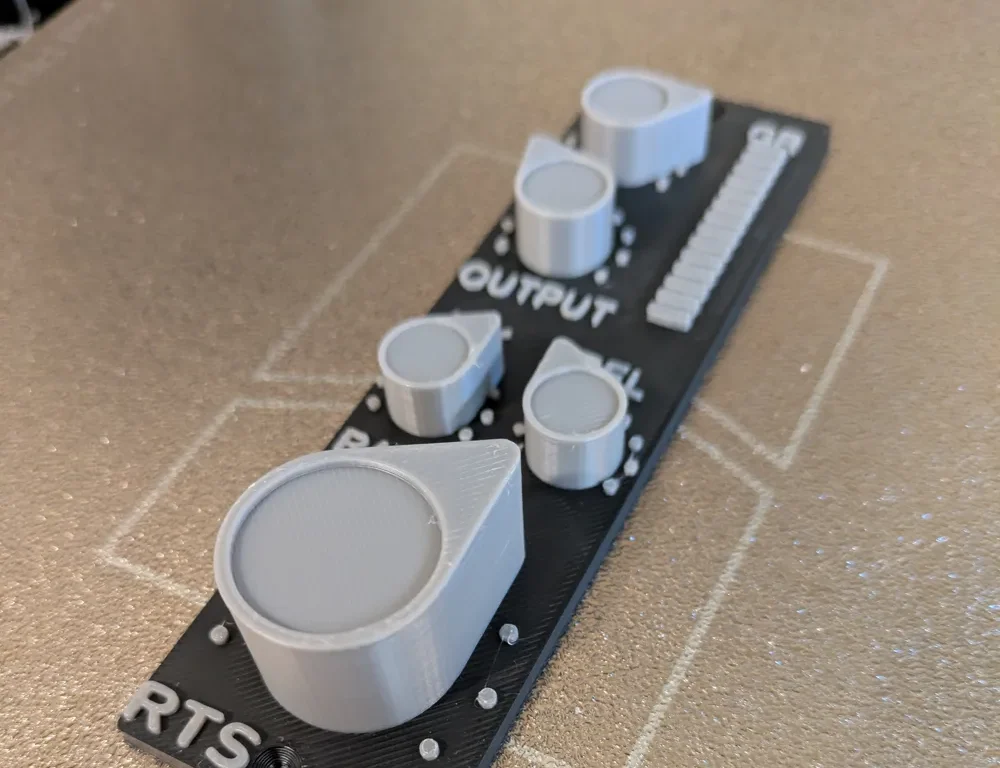Moduli preamplificatore e compressore con frontali e manopole stampati in 3D, installati nel rack