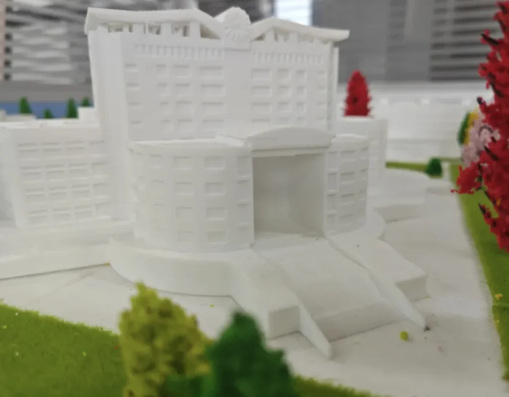 Plastico architettonico in scala stampato in 3D, con edificio bianco e aree verdi