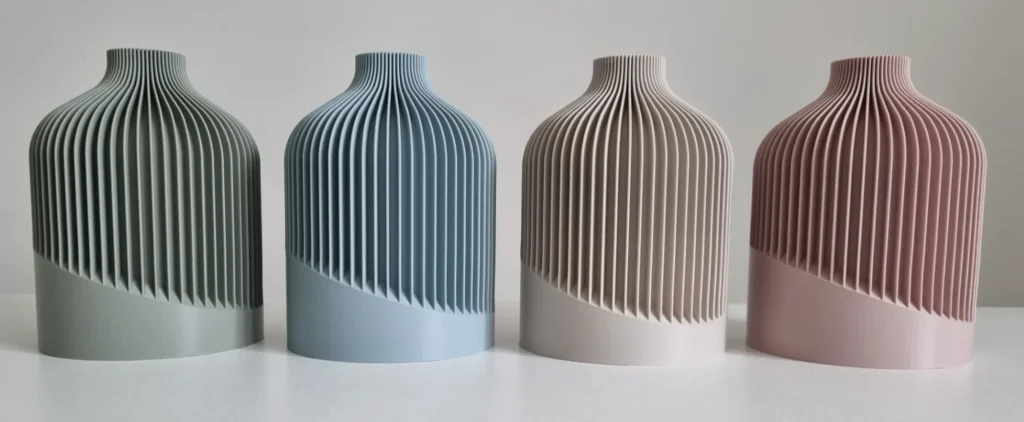 Quattro vasi di design rigati stampati in 3D in colori diversi