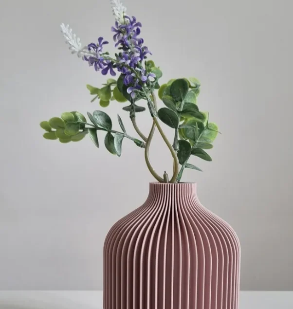 Vaso di design rosa con fiori, stampato in 3D per un cocktail bar